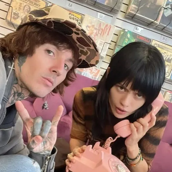 Фронтмен Bring Me The Horizon стал папой двойняшек
