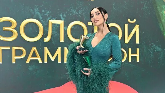 Певица Слава временно оглохла на одно ухо