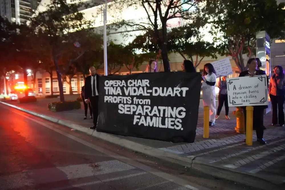Протест против главы Florida Grand Opera: обвинени...