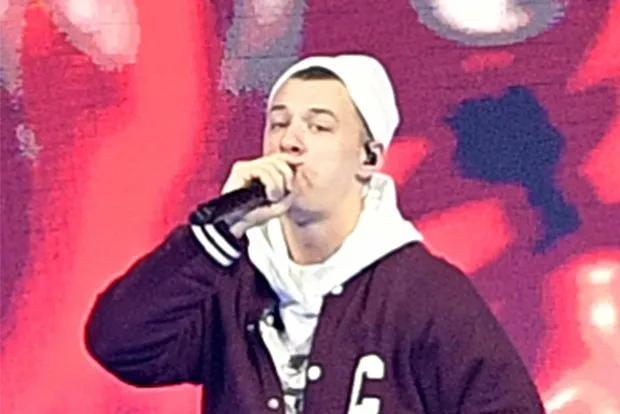 Повар наказан за видео с курящим рэпером...