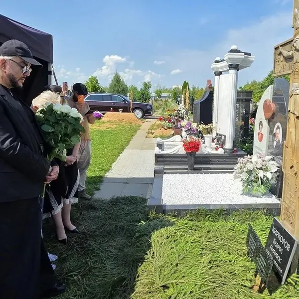 Филипп Киркоров перевез прах родных на Троекуровское кладбище