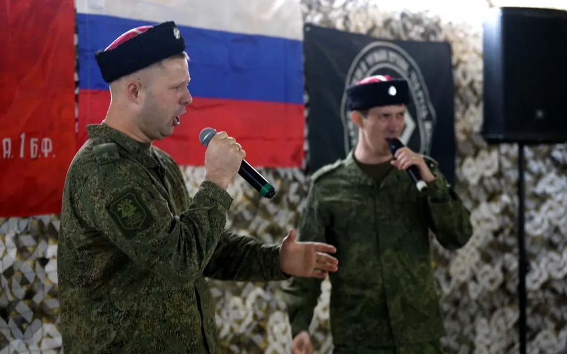 Фронтовая творческая бригада даёт концерты для бойцов в полевых условиях