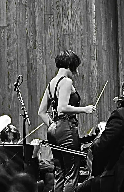 Пианистка Юя Ванг в комбинезоне за дириж...