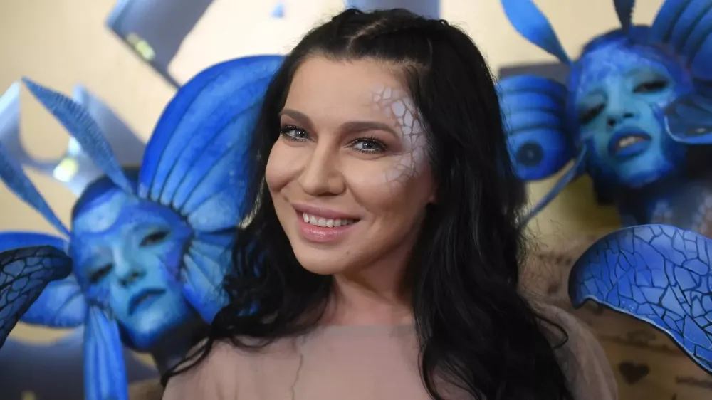 Певица Ёлка изменила текст песни "Прованс" на "Зол...